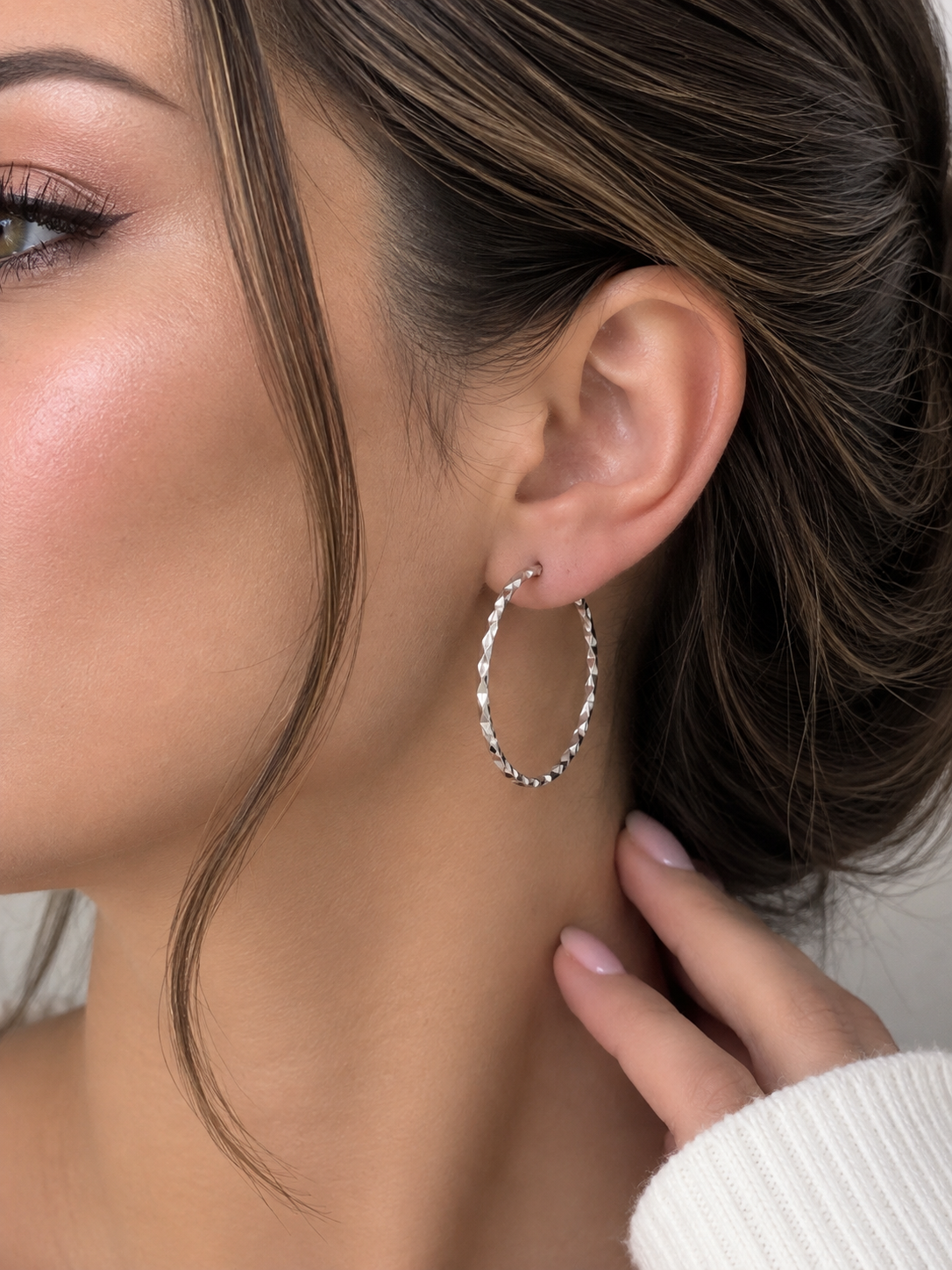 گوشواره حلقه‌ای نقره‌ای طرح تراش‌دار